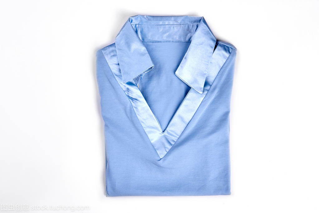 带缎领的新女式衬衫 复古优雅与摩登时尚的完美结合